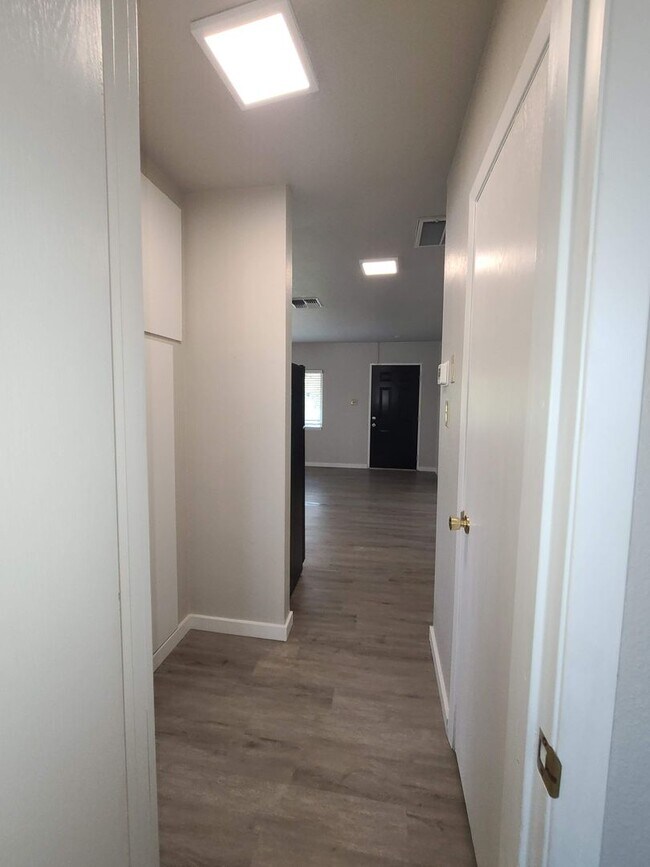 Building Photo - Remodeled 2 bedroom near Midtown