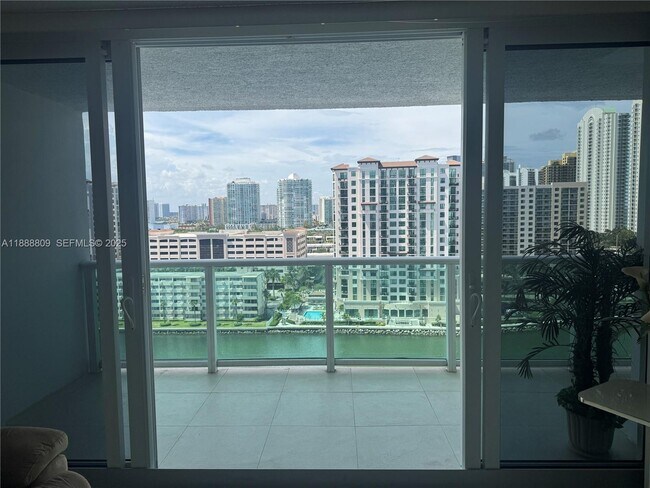 Building Photo - 100 Bayview Dr