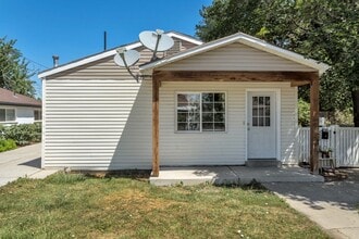 Building Photo - GORGEOUS Duplex in South Salt Lake!!!