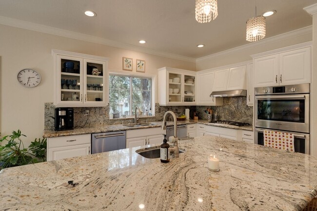 Building Photo - Luxury 4BR Home with Pool & Outdoor Kitche...