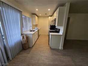 Building Photo - 1405 E Vegas Valley Dr