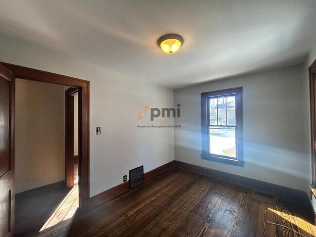 Building Photo - 6 Willow St