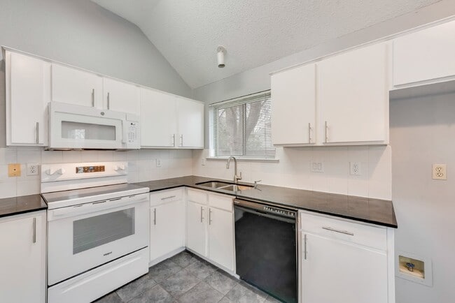 Building Photo - Garden haven 3 bed 2 bath home in H-E-B school district