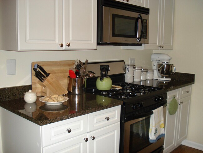 Kitchen - 1708 N Bissell St