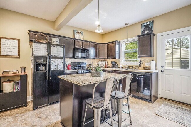 Building Photo - 928 Calvin Ave SE