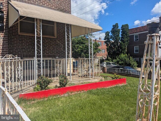 Building Photo - 1327 E Weaver St