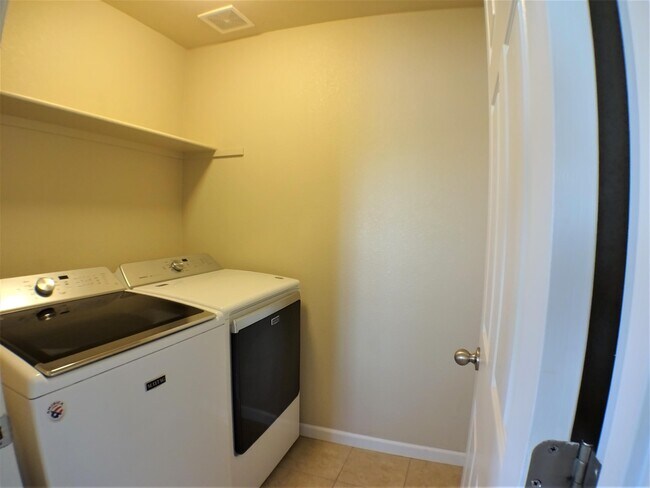 Building Photo - 573 E Eaton Rd