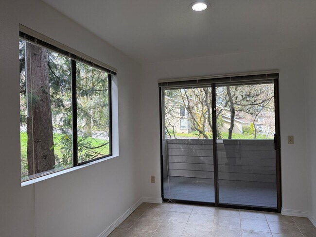 Building Photo - 2Bd/2Ba Redmond Duplex