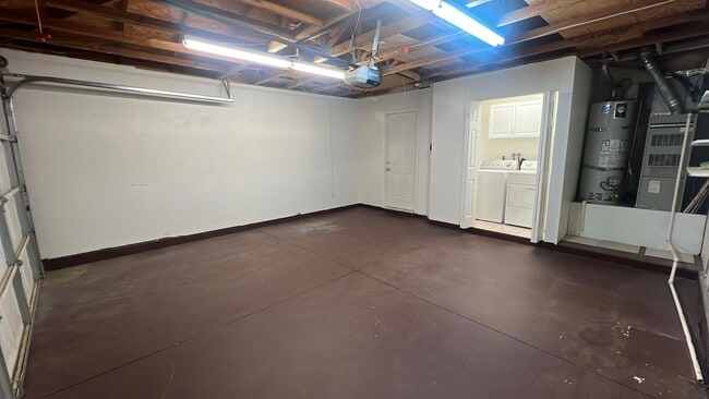 Building Photo - Single Story Rosamond home