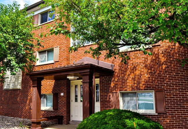 Primary Photo - 2521 N Thatcher Ave
