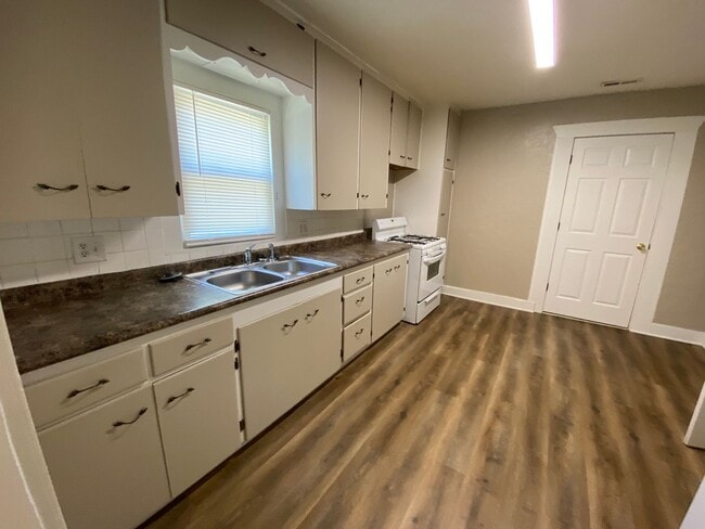 Building Photo - AVAILABLE NOW!  2 bedroom 1.5 bathroom