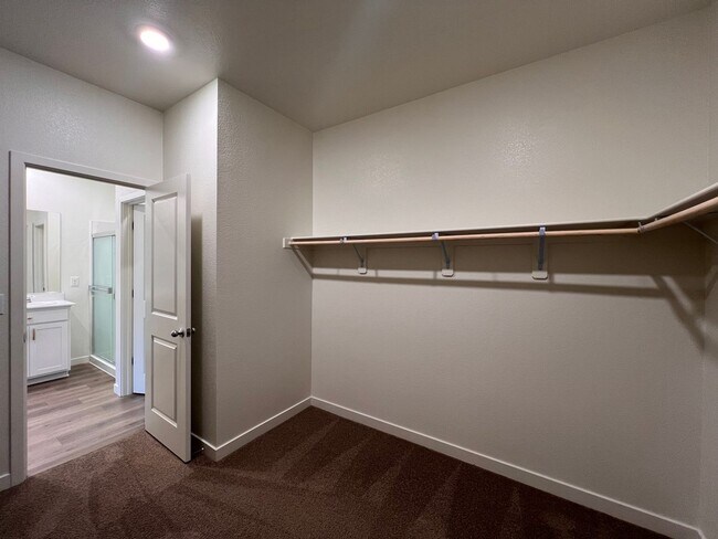 Building Photo - Beautiful newer, 4 Bedroom 2 Bath Home in Fernley