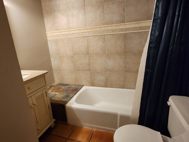 Building Photo - Spacious 5 Bd 2.5 Bath Home in Millcreek