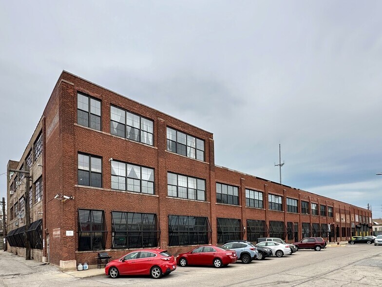 Primary Photo - 3124 W Carroll Ave