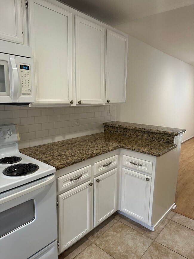 Building Photo - MISSION HILLS-SPACIOUS 2BR /2BA WITH MODER...