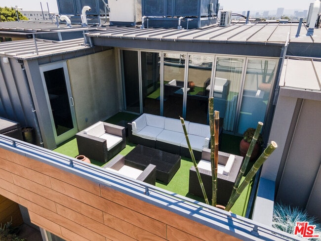 Building Photo - 1250 N Harper Ave