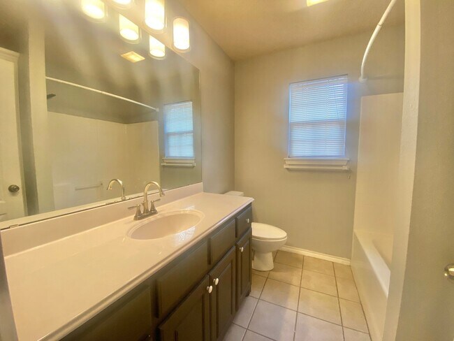 Building Photo - Great 3 bed 2 bath now available in Frensh...
