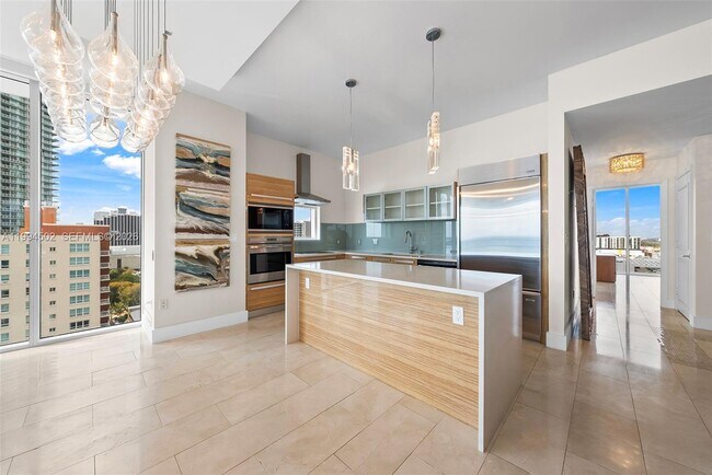 Building Photo - 2020 N Bayshore Dr