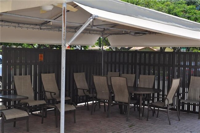 Building Photo - 615 NE 12th Ave