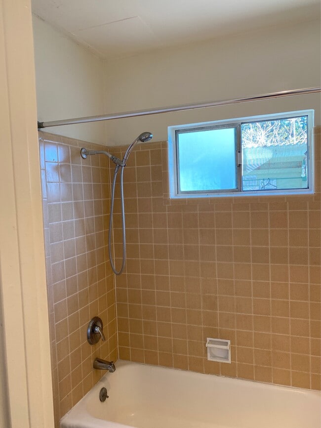 full bath and tub shower - 1514 Penmar Ave