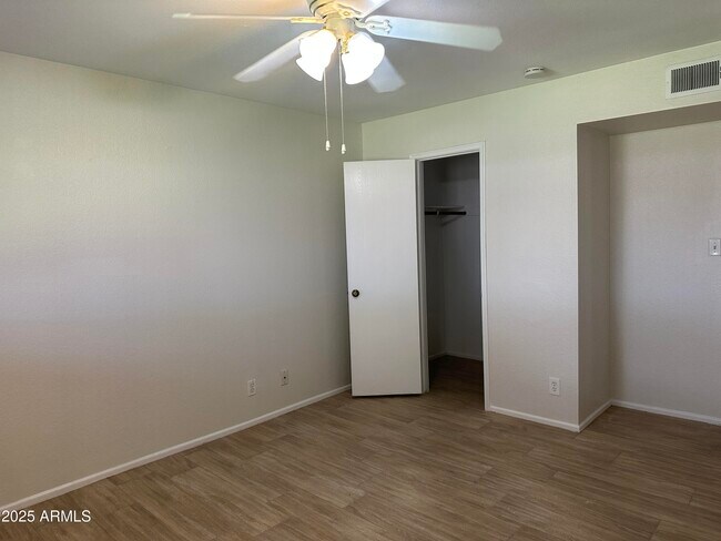 Building Photo - 2514 S Cottonwood Dr