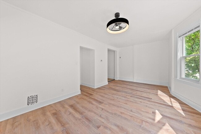 Building Photo - 2026 E Kenilworth Pl