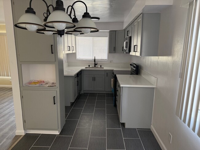 Primary Photo - 8211 Owensmouth Ave