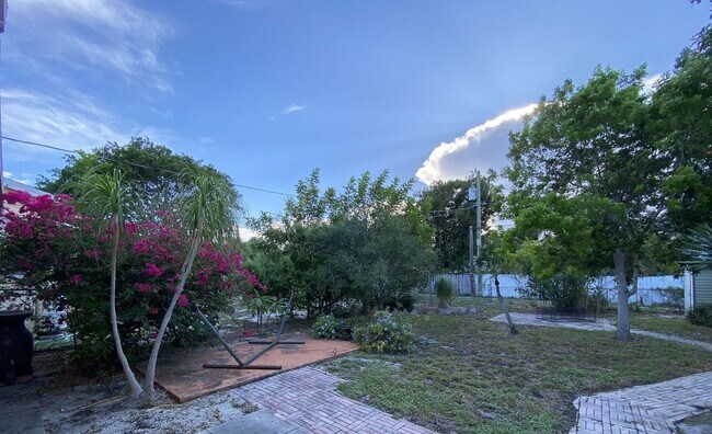 Building Photo - 2/2 single family house with big yard near downtown and beach!