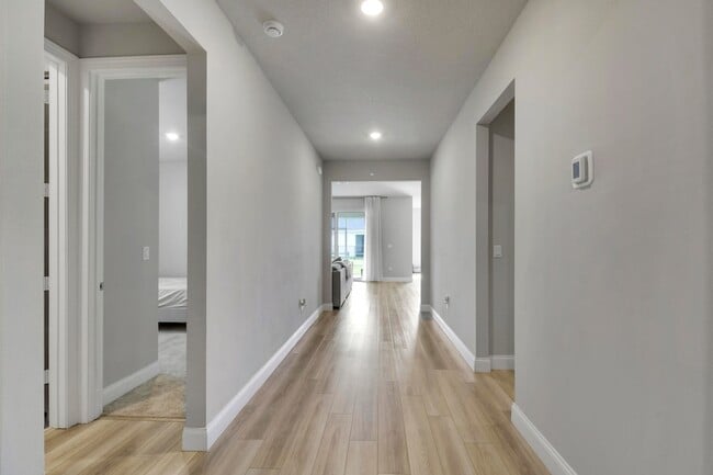 Building Photo - 6545 Cloverdale Ave