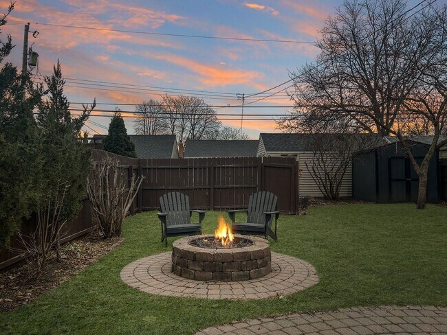 Building Photo - 2729 Vernon Ave S