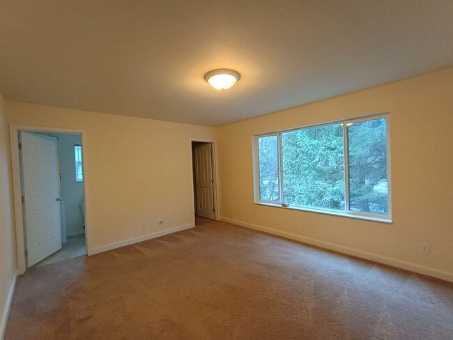 Building Photo - Freshly Painted Duplex in the Heart of Silverdale