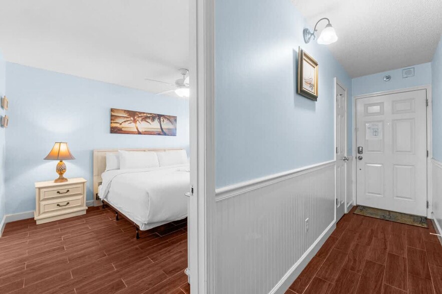 Building Photo - 8743 Thomas Dr