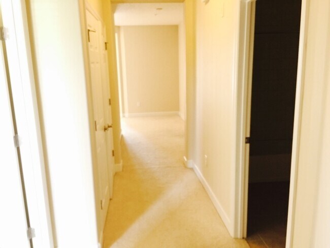 Building Photo - Luxurious 3 bed 2 bath condo with Great View in Toscana!!!