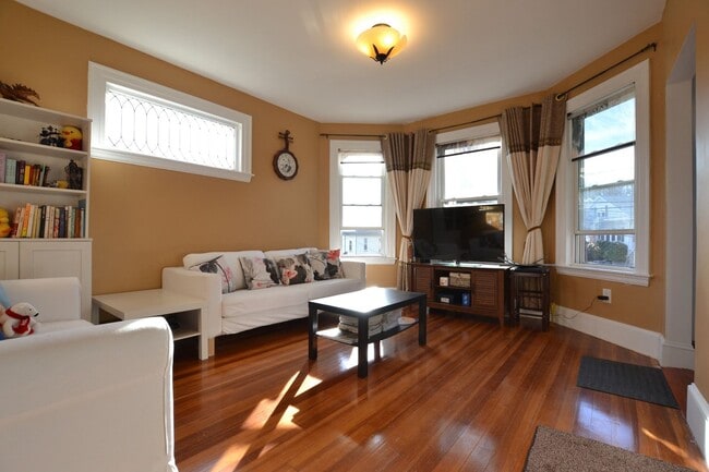 Building Photo - 4bed 2bath in Waltham 9/1