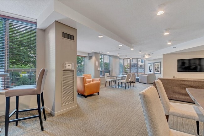 Building Photo - 400 N La Salle Dr