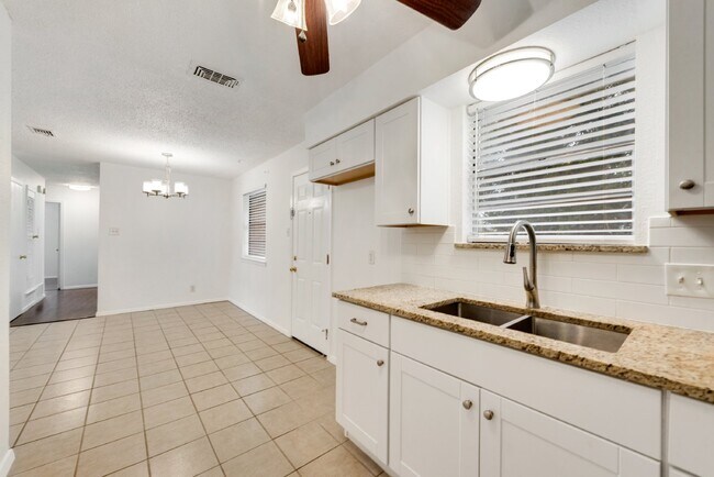 Building Photo - Completely renovated charming 3-Bed, 2-Bat...