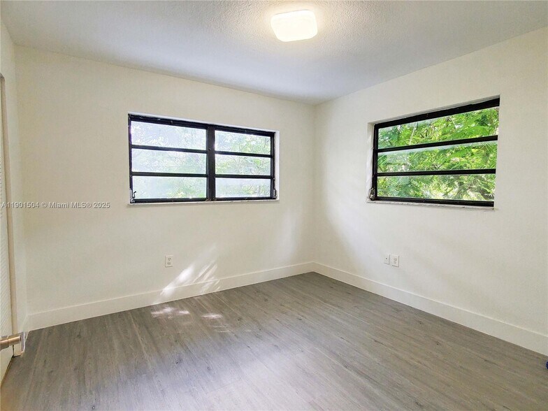 Building Photo - 1901 NW South River Dr