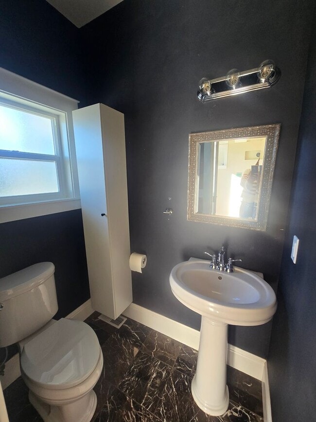 Building Photo - Spacious 5 Bedroom Home in Burlington - Av...