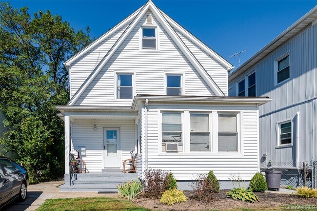 Primary Photo - 162 W Windsor Pkwy