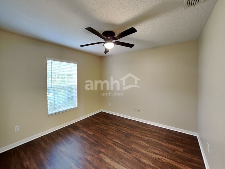 Building Photo - 722 Meadow Park Dr