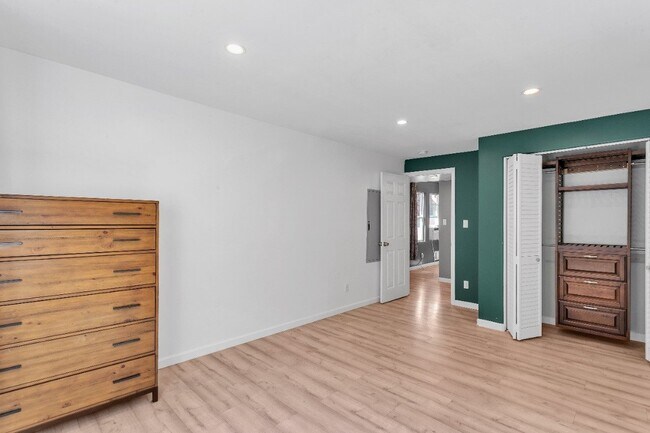 Building Photo - 9834 Lawlor St