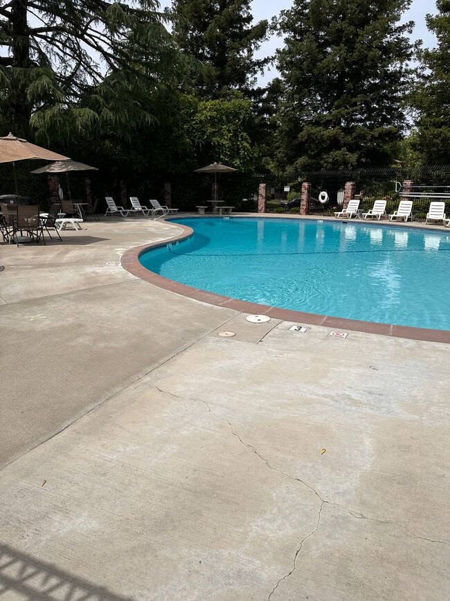 Building Photo - Charming 2-Bedroom Townhome in North Davis...