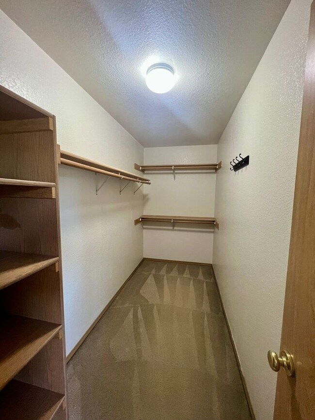 Building Photo - Well Maintained and Spacious 4 Bed