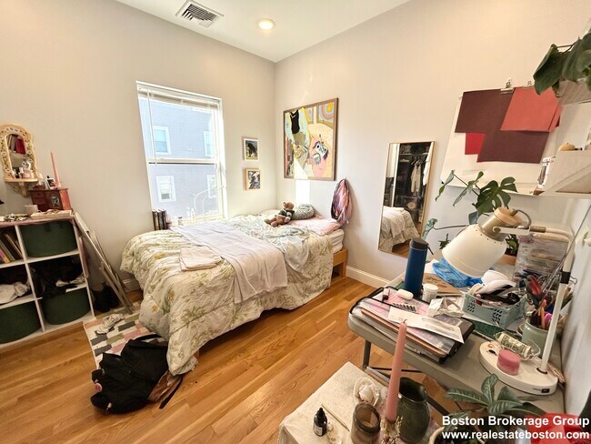 Building Photo - 65 Burrell St