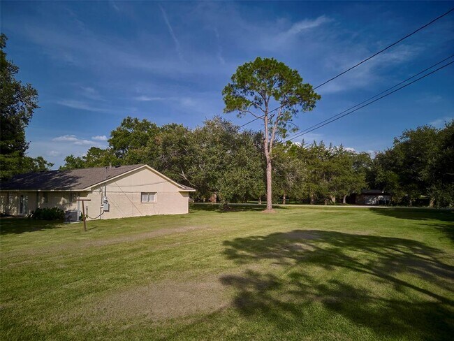 Building Photo - 902 Clover Ridge Ave