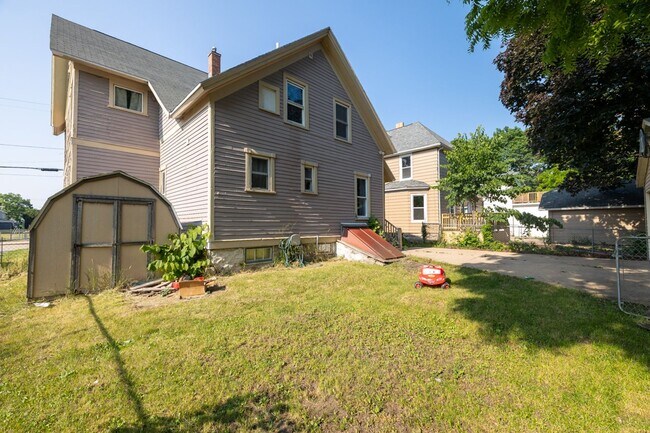 Building Photo - For Rent: 5 bed / 2 bath home in Oshkosh