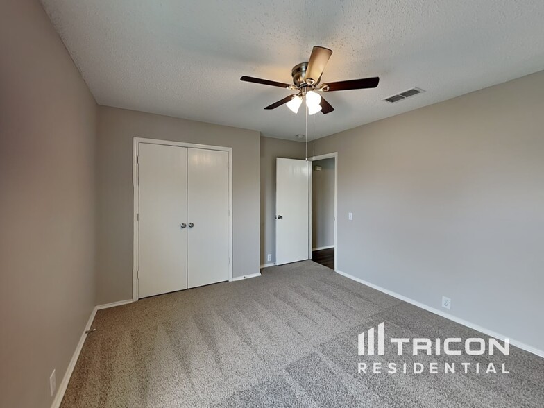 Building Photo - 5320 Tennis Villa Dr