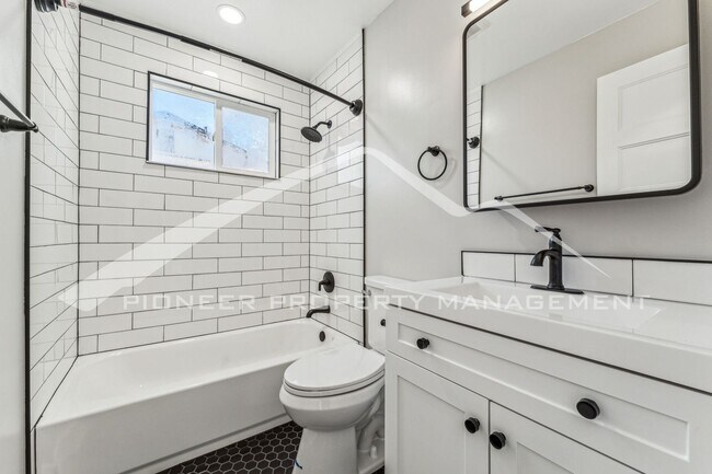 Building Photo - Charming Home with Washer/Dryer and Centra...