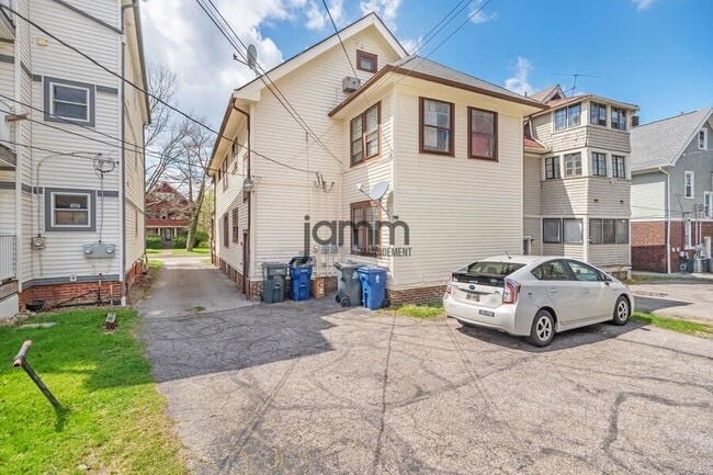 Building Photo - 1695 Glenmont Lower