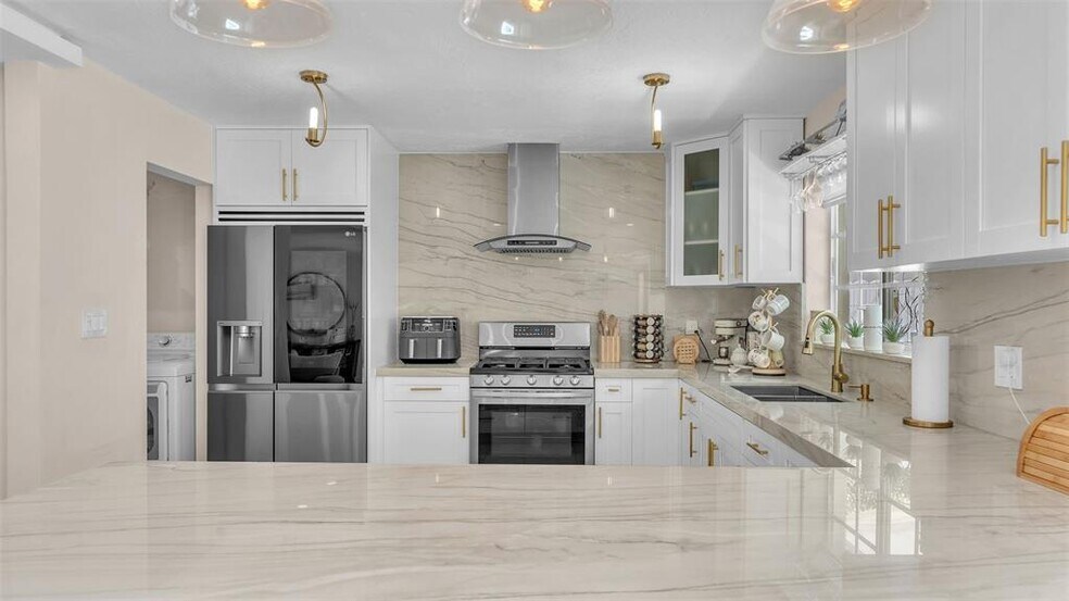 Building Photo - 8425 Southampton Dr